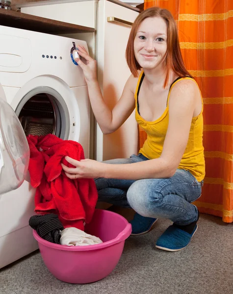 Frau beim Laden der Waschmaschine — Stockfoto