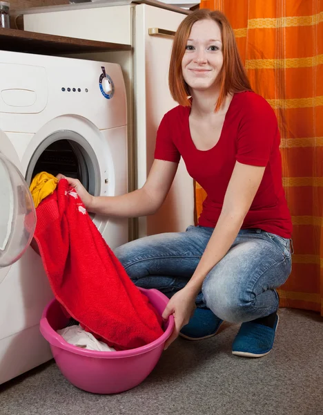 Kvinnan gör tvätt — Stockfoto