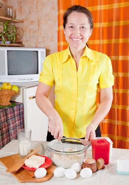 Женщина делает тесто — стоковое фото