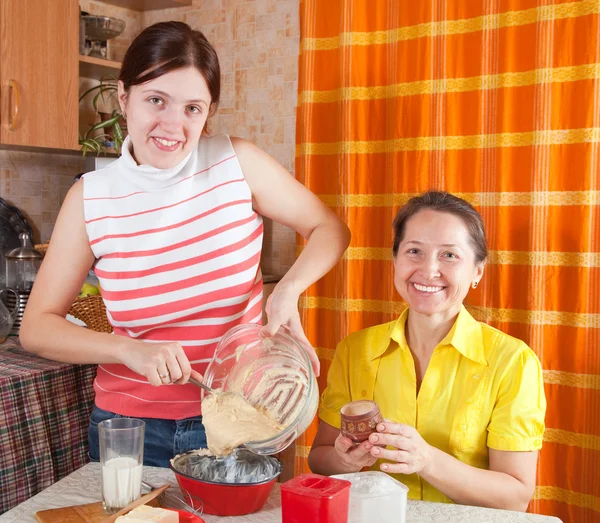 Mulheres fazendo bolo de celebração — Fotografia de Stock