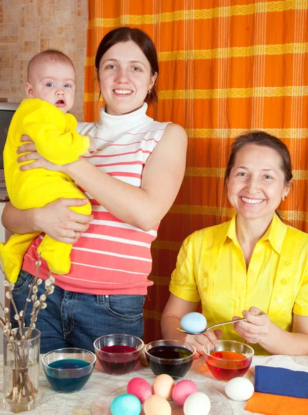Ευτυχισμένη οικογένεια Πασχαλινά αυγά χρωματισμό — Φωτογραφία Αρχείου