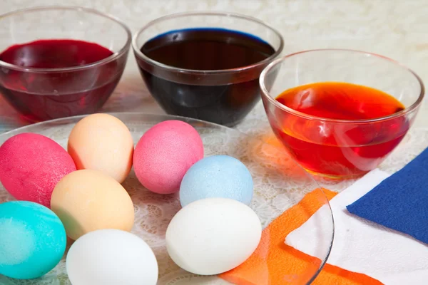 Barvení vajec na Velikonoce — Stock fotografie