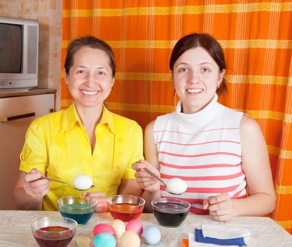 Yumurta boyama anne ve kızı — Stok fotoğraf