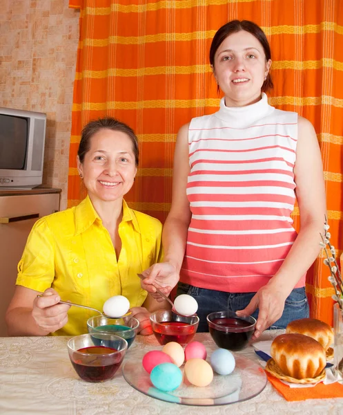 Дочь и мать окрашивают яйца — стоковое фото