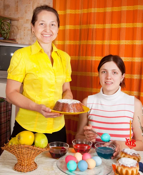 Две женщины празднуют Пасху — стоковое фото