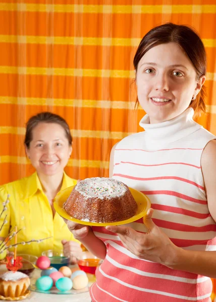 Women preparing to Easter holiday — Stock Photo, Image