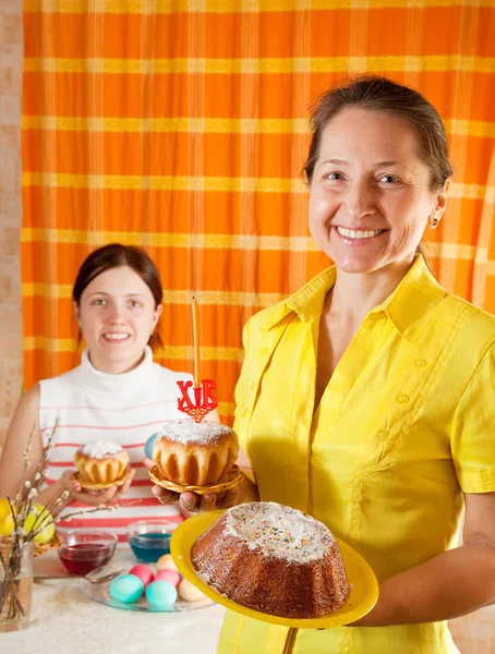 Zwei Frauen feiern Ostern — Stockfoto