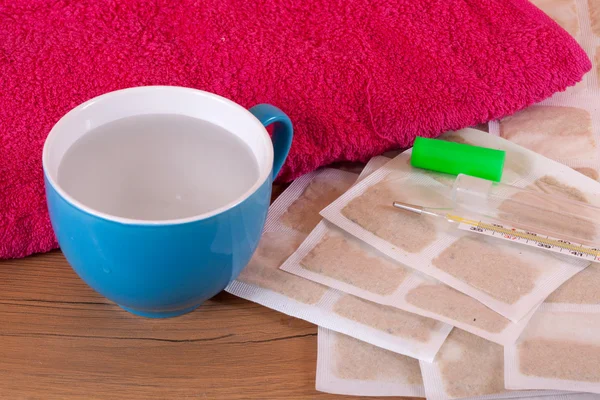 Hoja de mostaza con toalla y taza — Foto de Stock