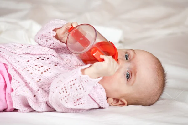 Процедура кормления малыша — стоковое фото