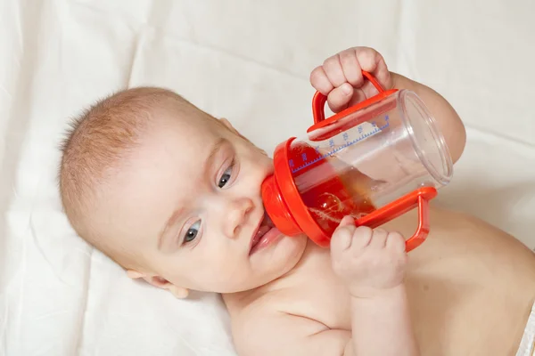 Dziewczynka z butelki dla niemowląt — Zdjęcie stockowe