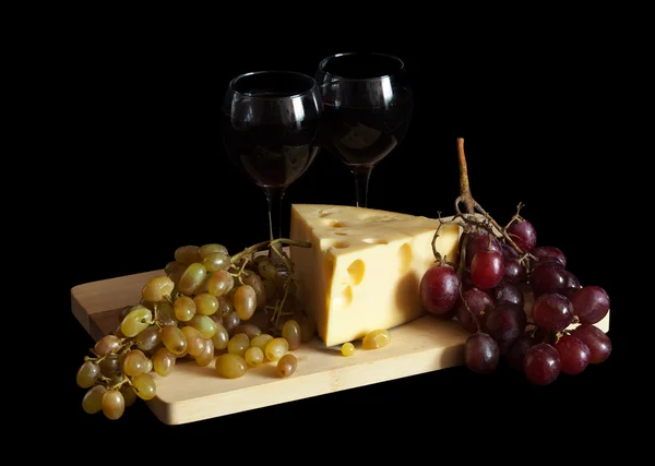 Uvas e queijo com copos — Fotografia de Stock