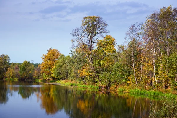 Herbstlandschaft mit ruhigem See — Stockfoto