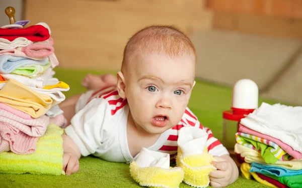 Bebé niña con ropa de niños — Foto de Stock