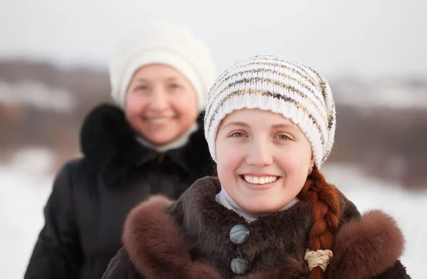 冬季に幸せな女性 — ストック写真