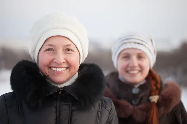 Ευτυχής γυναίκες στο πάρκο του χειμώνα — Φωτογραφία Αρχείου