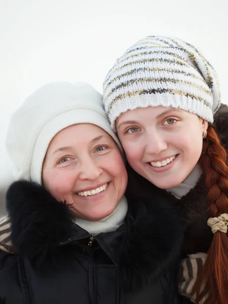 Ευτυχής γυναίκες στο πάρκο του χειμώνα — Φωτογραφία Αρχείου