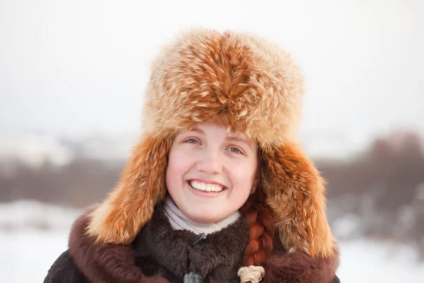 Счастливая девушка в меховой шапке — стоковое фото