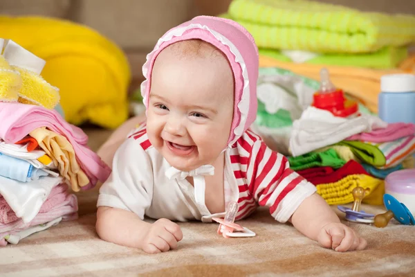 Babymeisje met kleren van kinderen — Stockfoto