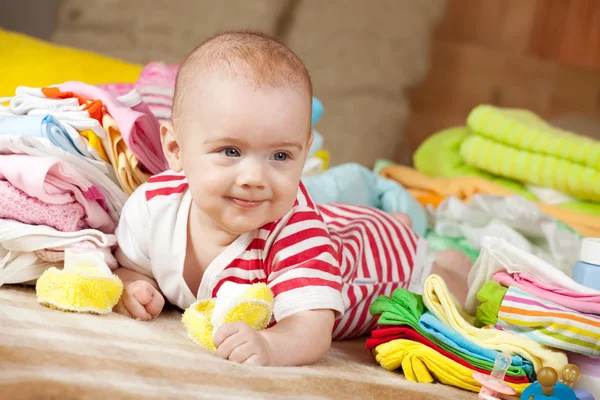 Bébé heureux avec vêtements de bébé — Photo