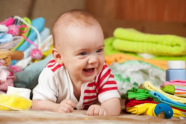 Bebê com desgaste infantil — Fotografia de Stock