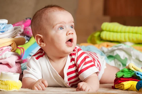 Bebê feliz com as coisas do bebê — Fotografia de Stock