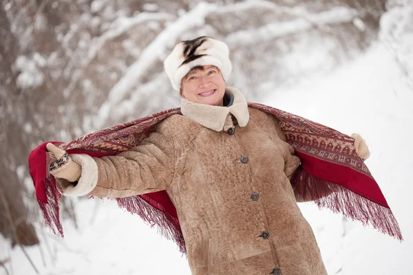 Kışın fuları olan kadın — Stok fotoğraf