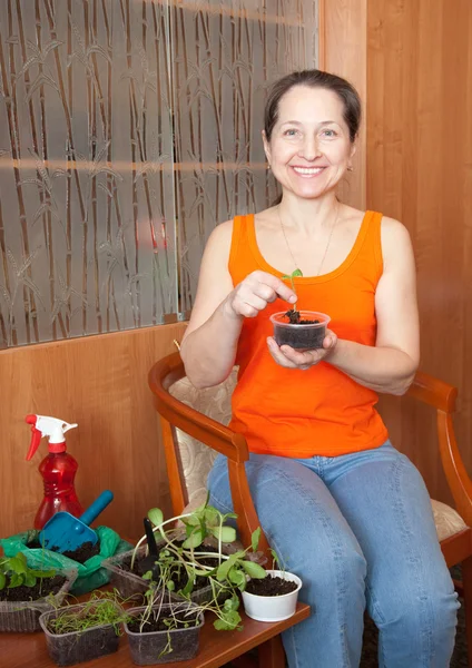 Kvinnlig trädgårdsmästare med groddar — Stockfoto