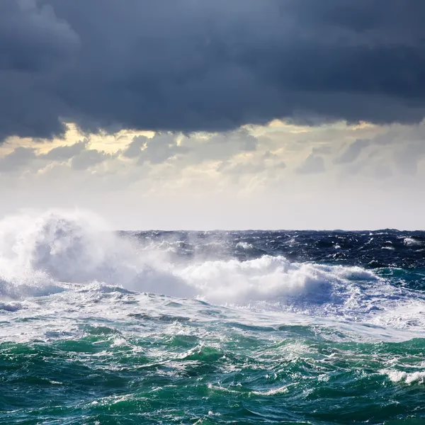 Vague de haute mer pendant la tempête — Photo