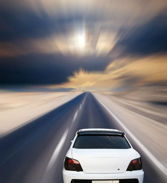 Issız yolda beyaz araba — Stok fotoğraf