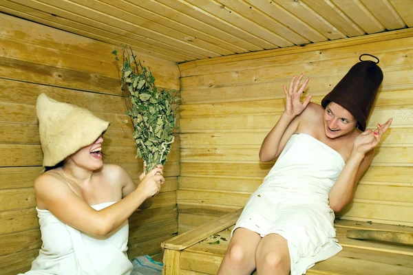 Meisjes in sauna — Stockfoto