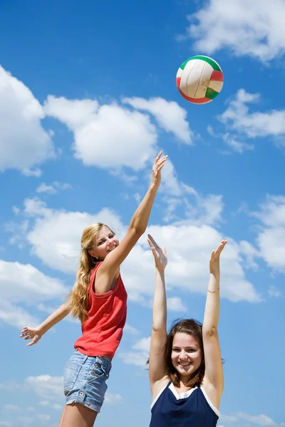 ผู้หญิงเล่นวอลเลย์บอล — ภาพถ่ายสต็อก
