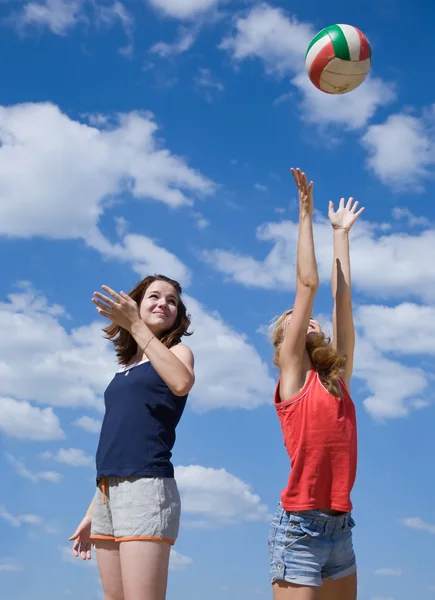 Lányok strandröplabda játék — Stock Fotó