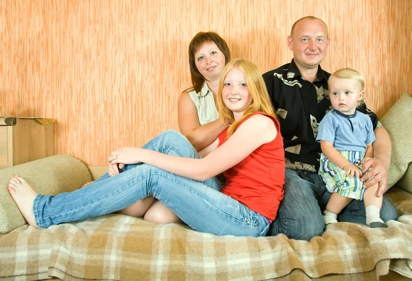 幸福的家庭在沙发上放松 — 图库照片