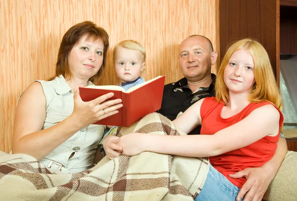 自宅で家族の読書の本 — ストック写真