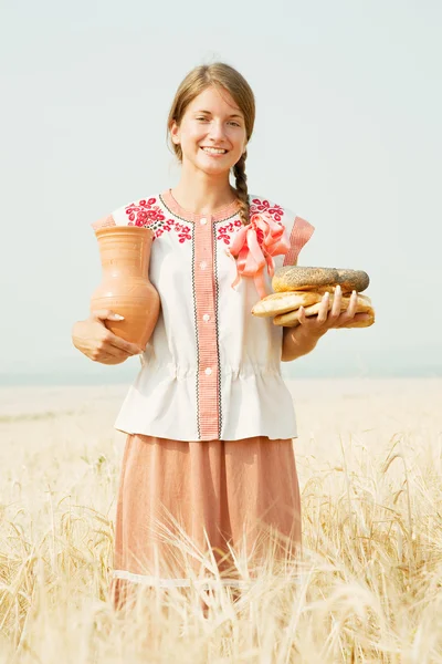 Menina com pão e jarro — Fotografia de Stock