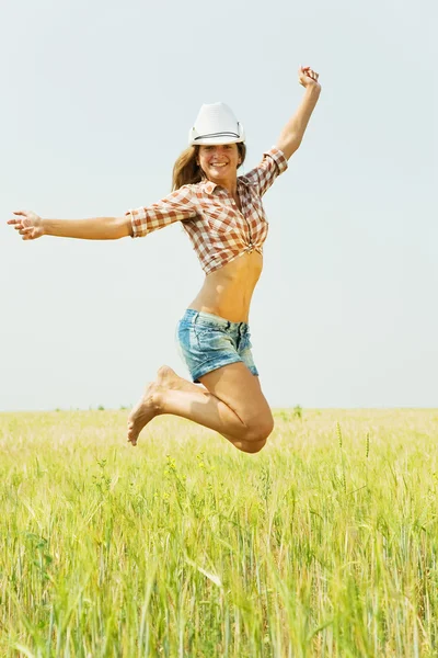 Прыгающая девушка на поле — стоковое фото