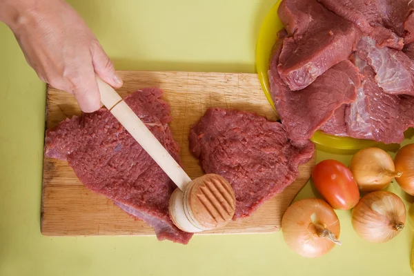 Cocinar las manos haciendo ablandador de carne —  Fotos de Stock