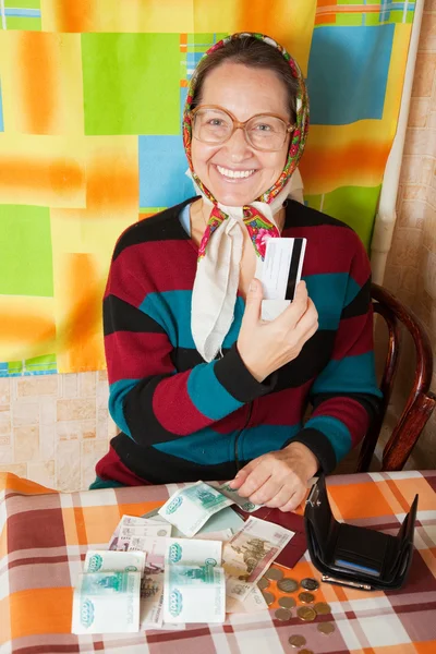 Donna anziana con carta di credito — Foto Stock