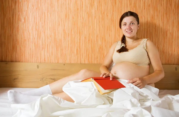 Mulher grávida com livro — Fotografia de Stock