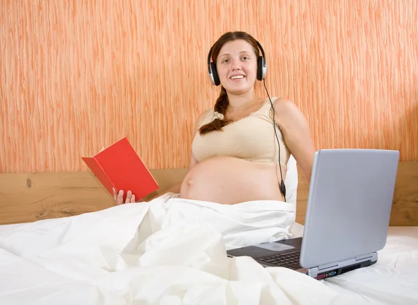 Mujer embarazada relajándose en la cama — Foto de Stock
