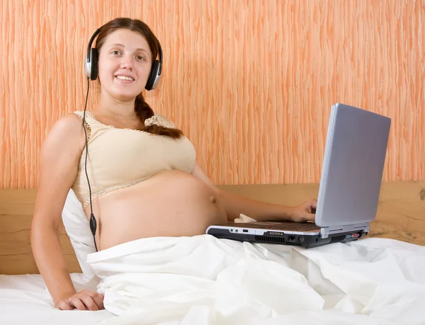 Bilgisayarlı hamile kadın — Stok fotoğraf