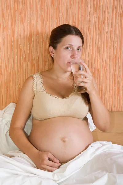 Chica embarazada bebiendo agua — Foto de Stock