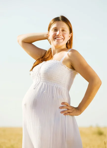 穀物のフィールドでの妊娠中の女性 — ストック写真