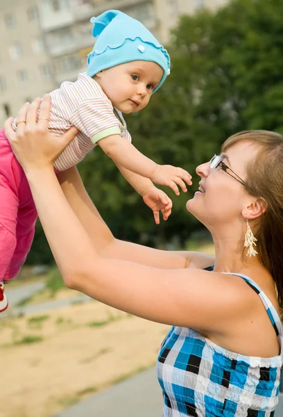 Matka si hraje s dítětem — Stock fotografie