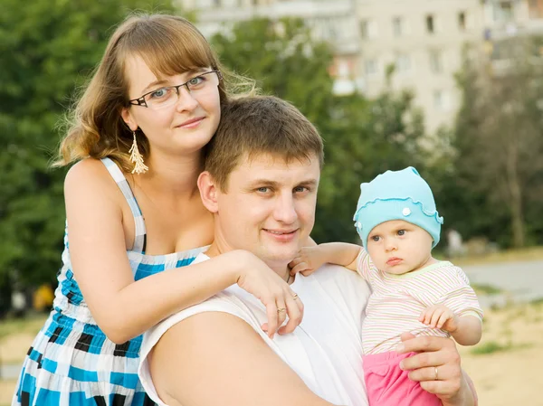 Glückliche dreiköpfige Familie — Stockfoto