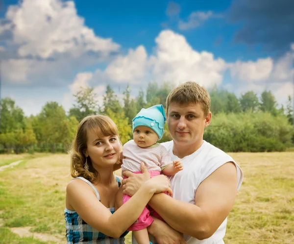 Отец и мать с ребенком — стоковое фото
