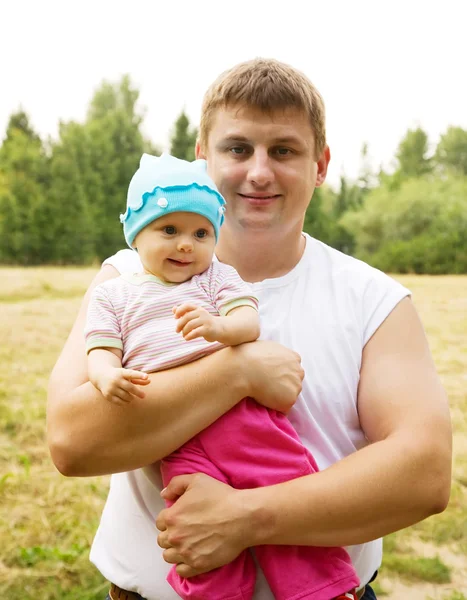 Vader met haar baby — Stockfoto