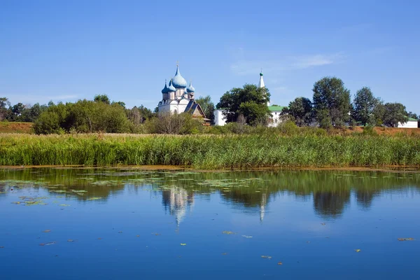 Vista del tempio di Rozhdestvenskiy — Foto Stock