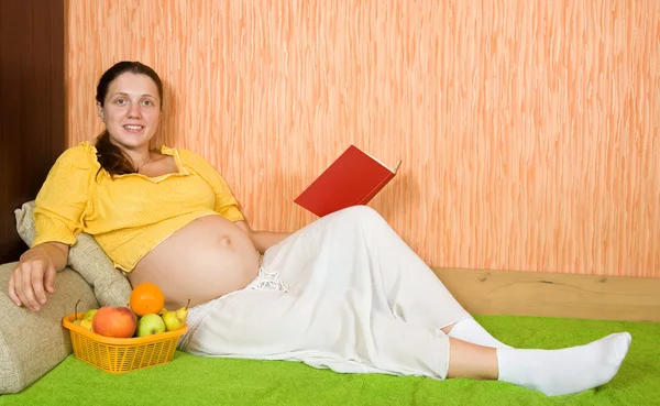 Donna incinta con libro — Foto Stock
