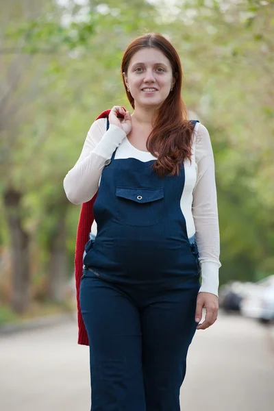 怀孕的女人走在大街上 — 图库照片
